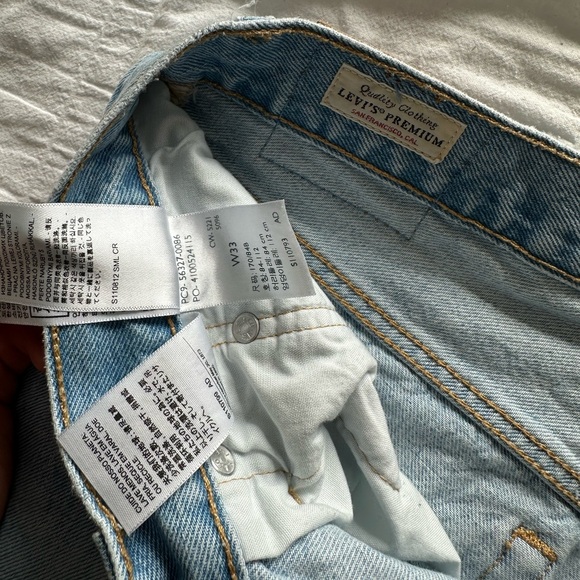 Light wash Levi shorts - Picture 4 of 4